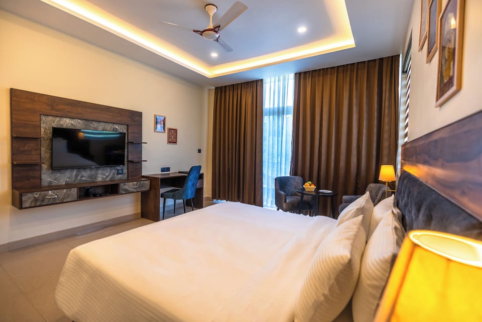 Deluxe Room, Valley View | 1 bedroom, iron/ironing board, free WiFi