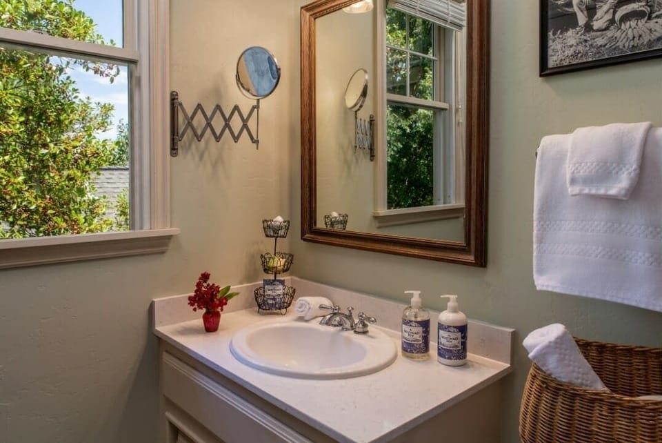 Room, 1 King Bed, Jetted Tub, City View | Bathroom | Free toiletries, hair dryer, towels, soap