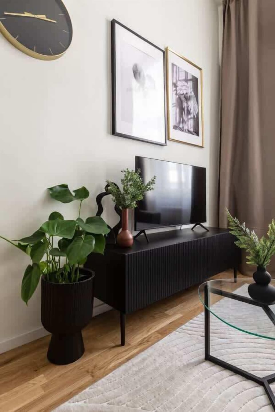 Living area with sofa and TV with Netflix