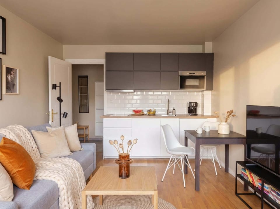 In hte apartment there is queen size bed, sofa bed, fully equipped kitchen and TV with Netflix