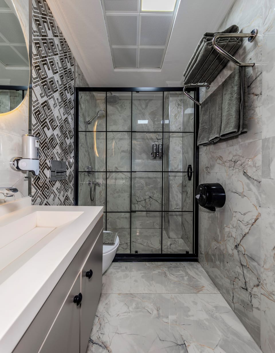 Deluxe Triple Room | Bathroom | Combined shower/tub, jetted tub, hydromassage showerhead, hair dryer