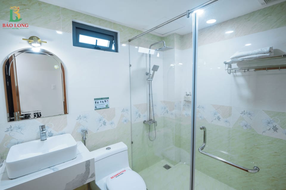 Standard Double Room | Bathroom | Shower, rainfall showerhead, free toiletries, hair dryer
