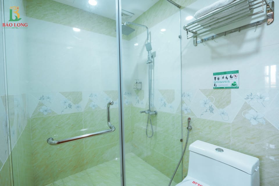 Shower, rainfall showerhead, free toiletries, hair dryer