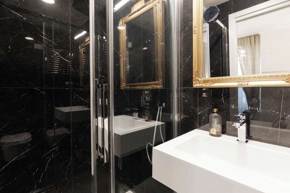 Classic Room, 1 King Bed, Non Smoking, Ensuite | Bathroom | Shower, rainfall showerhead, free toiletries, hair dryer