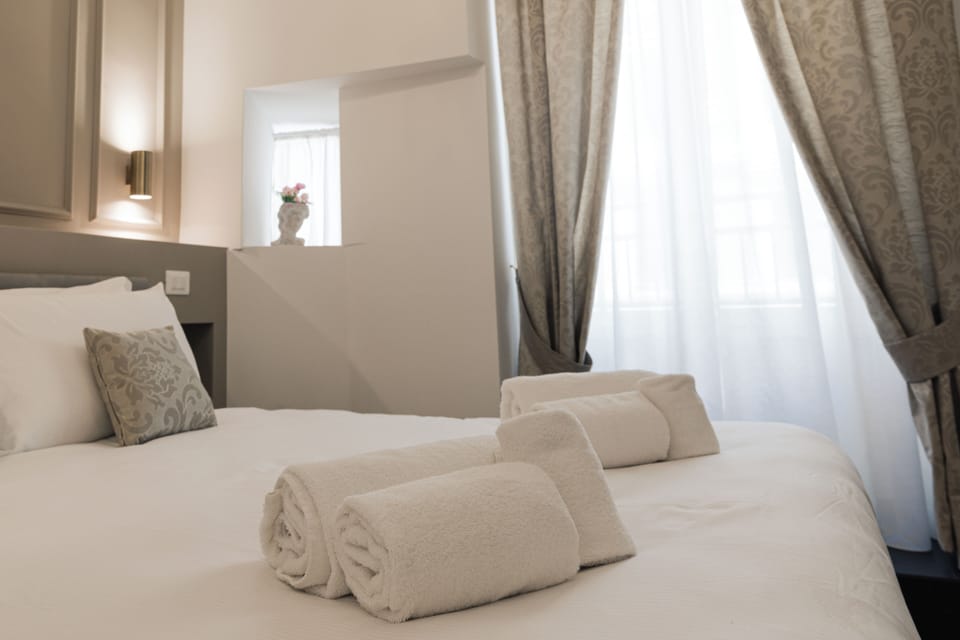 Classic Room, 1 King Bed, Non Smoking, Ensuite | Egyptian cotton sheets, premium bedding, down comforters, pillowtop beds