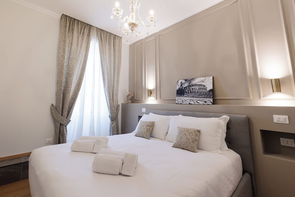Deluxe Room, 1 King Bed, Non Smoking, Ensuite | Egyptian cotton sheets, premium bedding, down comforters, pillowtop beds