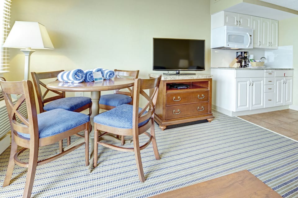 Condo, 1 Bedroom | In-room dining