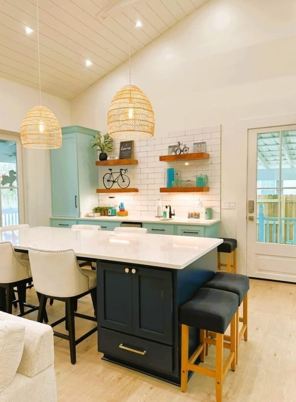 Bar, Dining, Coffee, & Ice Machine Area