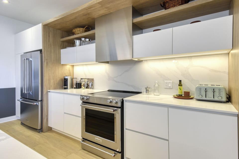 Design Condo | Private kitchen | Full-size fridge, microwave, oven, stovetop