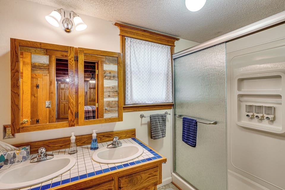 En-Suite Bathroom | Towels Provided | 2nd Floor