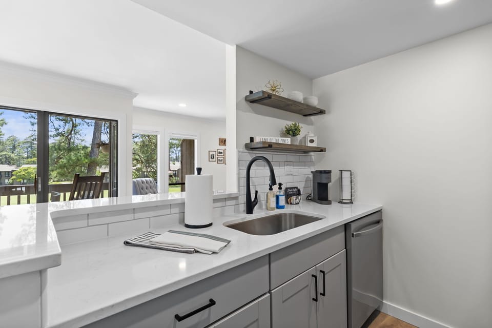 Well-equipped kitchen with modern finishes and everything needed for easy meals.