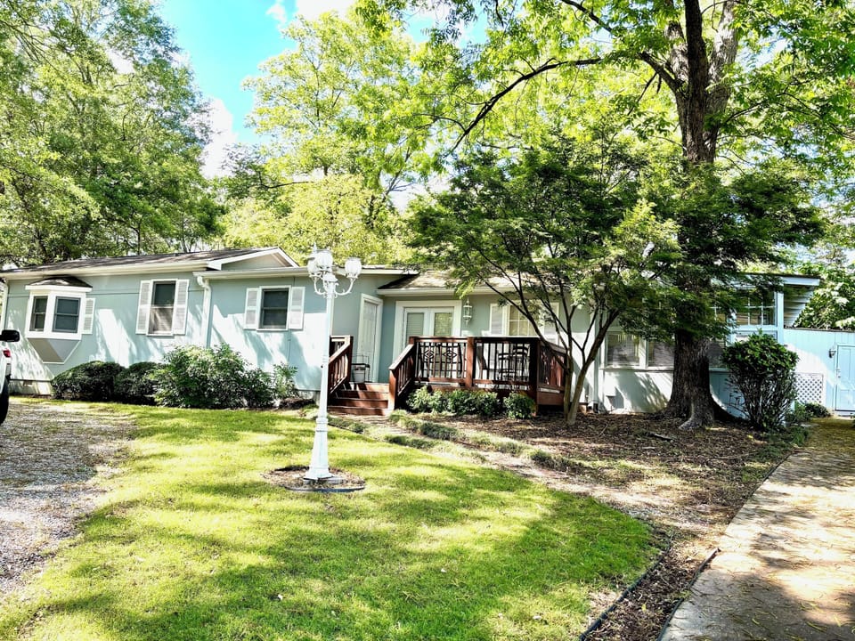 Coffee and Tea Bar. This house has NO kitchen, but lots of restaurants near by!