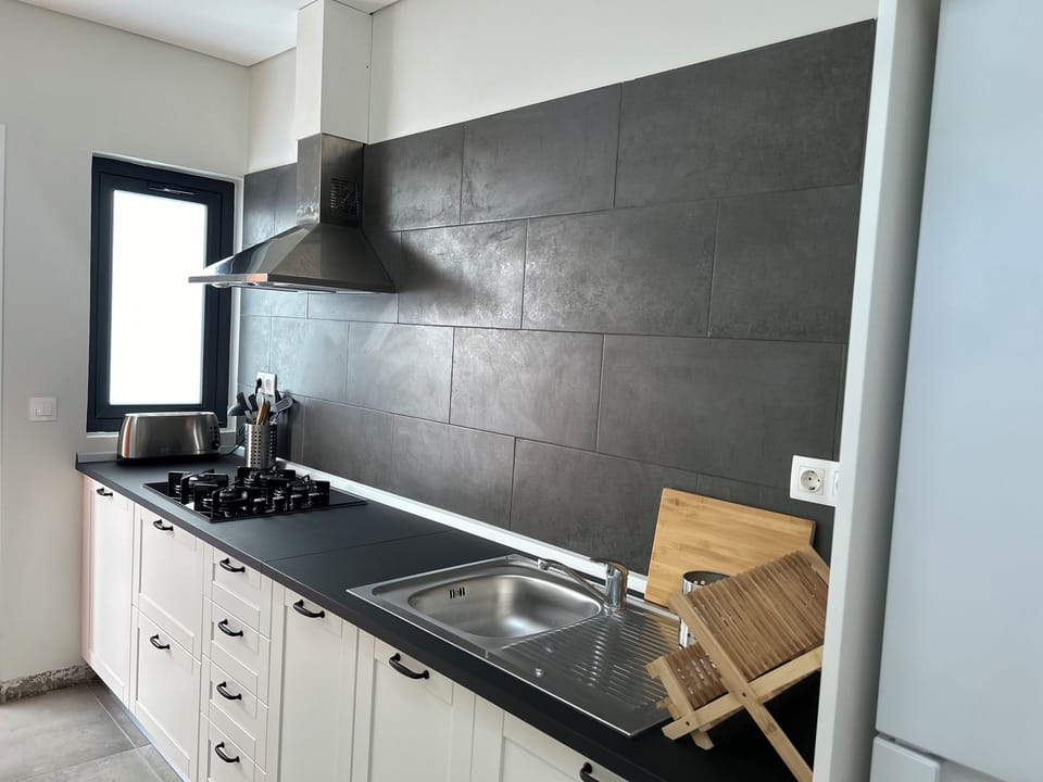 1 Open Bedroom | Private kitchen | Fridge, stovetop, electric kettle, toaster