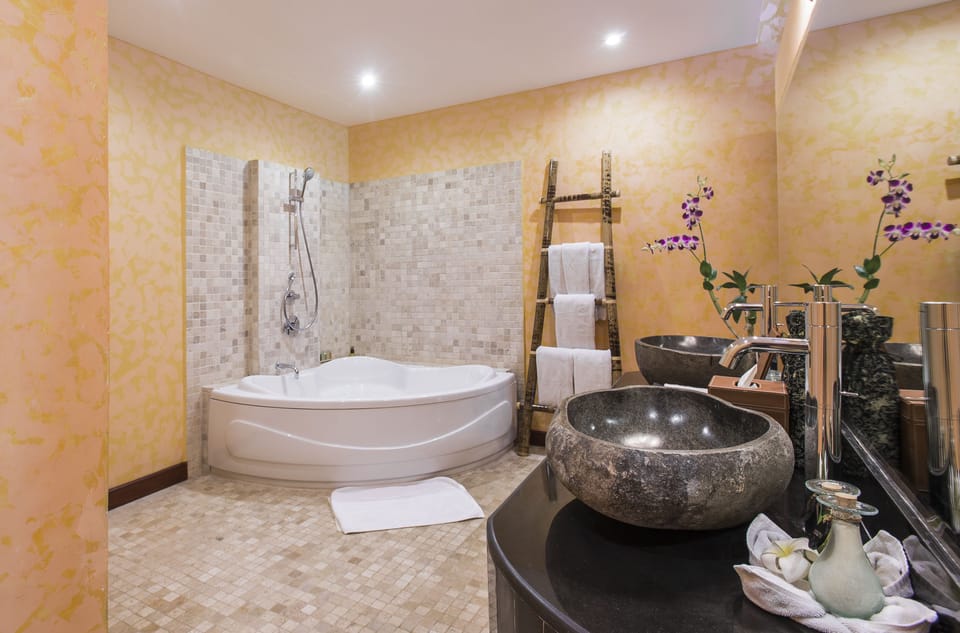 Bathtub, deep soaking tub, free toiletries, hair dryer