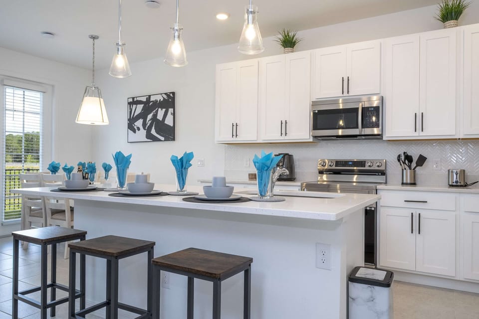Comfort Townhome | Private kitchen | Full-size fridge, microwave, oven, stovetop