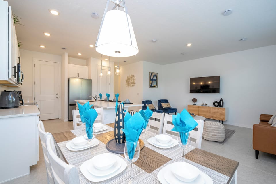 Comfort Townhome | Dining room