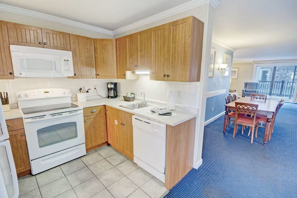 Full-size fridge, microwave, oven, stovetop
