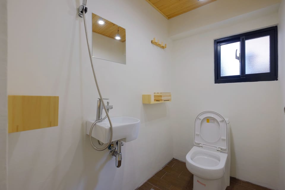 Shower, rainfall showerhead, free toiletries, hair dryer
