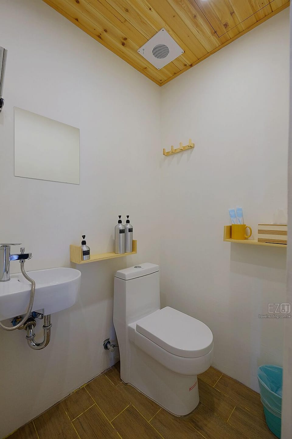 Shower, rainfall showerhead, free toiletries, hair dryer