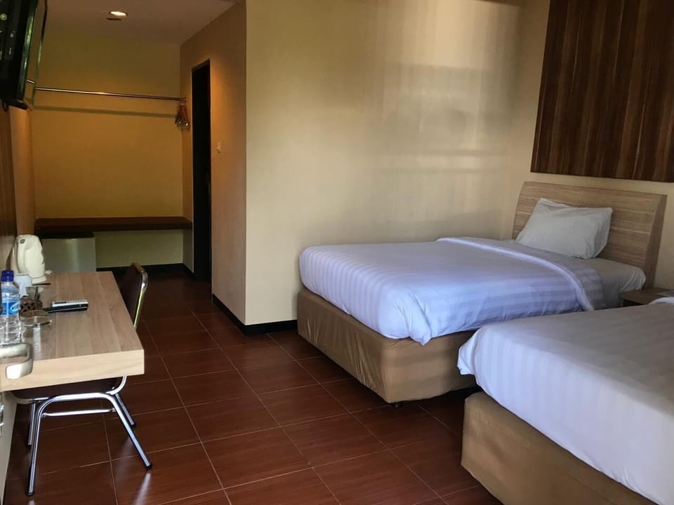 Deluxe Twin Room, 2 Twin Beds, Non Smoking | Desk, soundproofing, WiFi (free), bed sheets