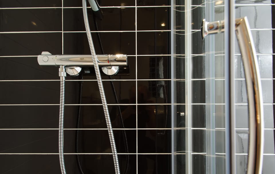 Triple Room, Private Bathroom | Bathroom | Combined shower/tub, free toiletries, hair dryer, towels