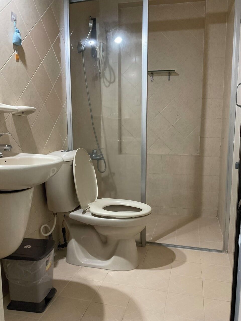 Superior Double Room | Bathroom | Shower, slippers, bidet, towels