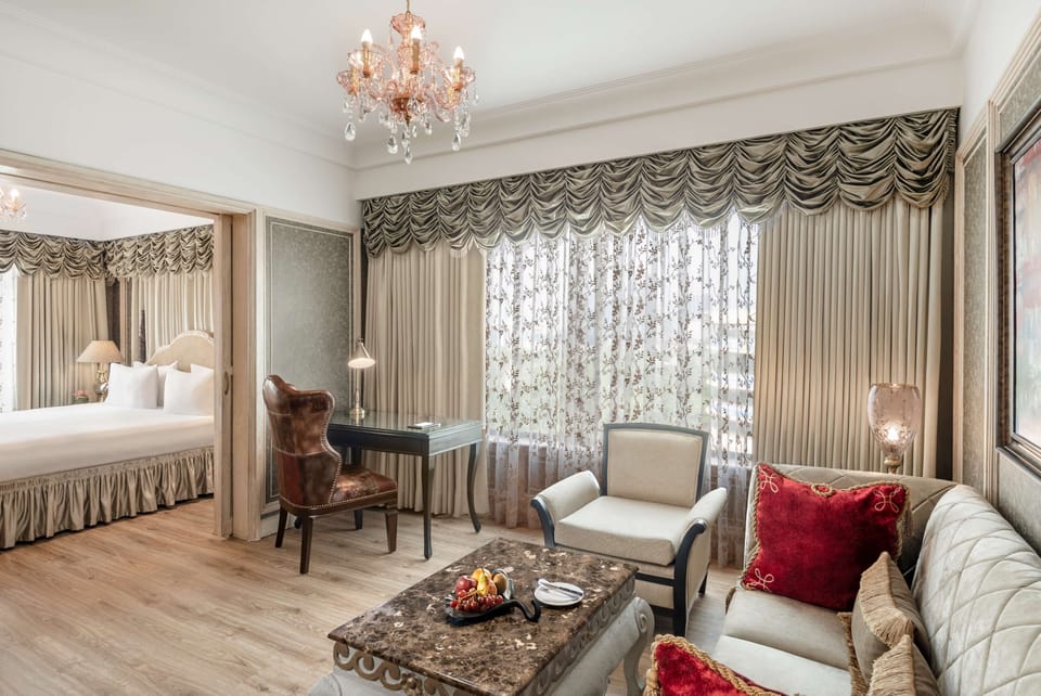 Executive Suite | Premium bedding, minibar, in-room safe, individually furnished