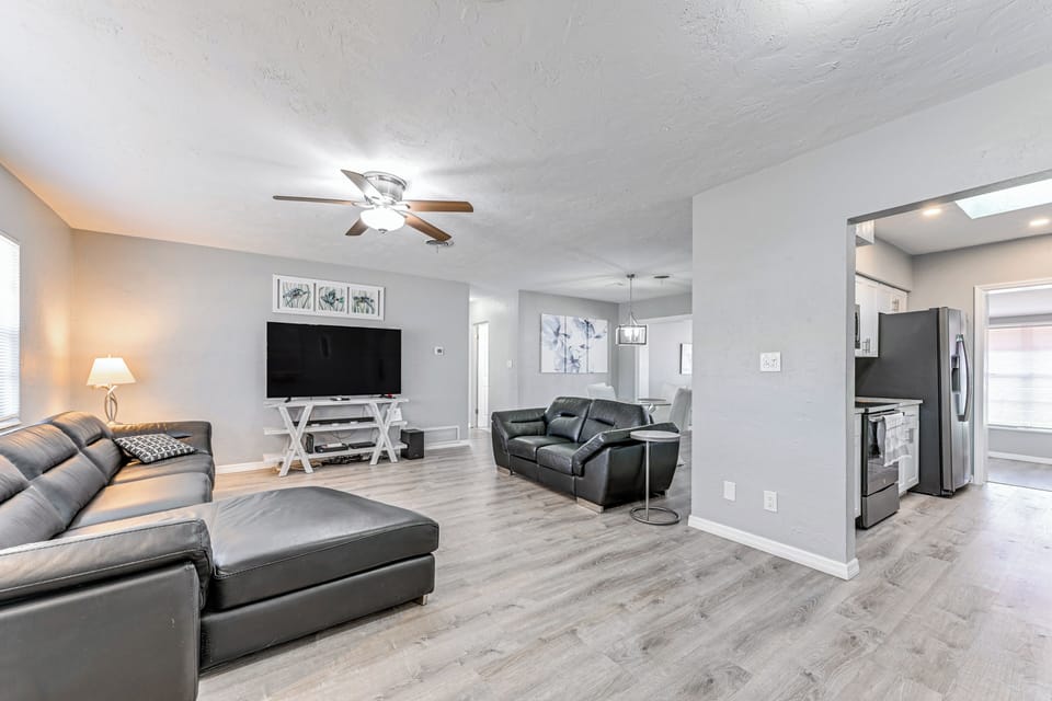Living Room | Free WiFi | Board Games | Full Sleeper Sofa