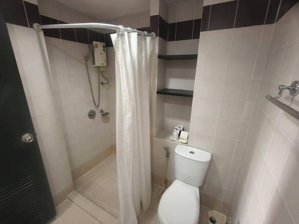 Shower, free toiletries, hair dryer