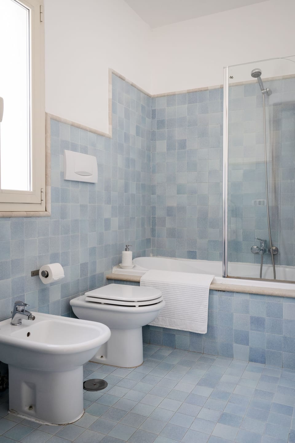 Deluxe Double Room, 1 Queen Bed | Bathroom | Hair dryer, bidet, towels