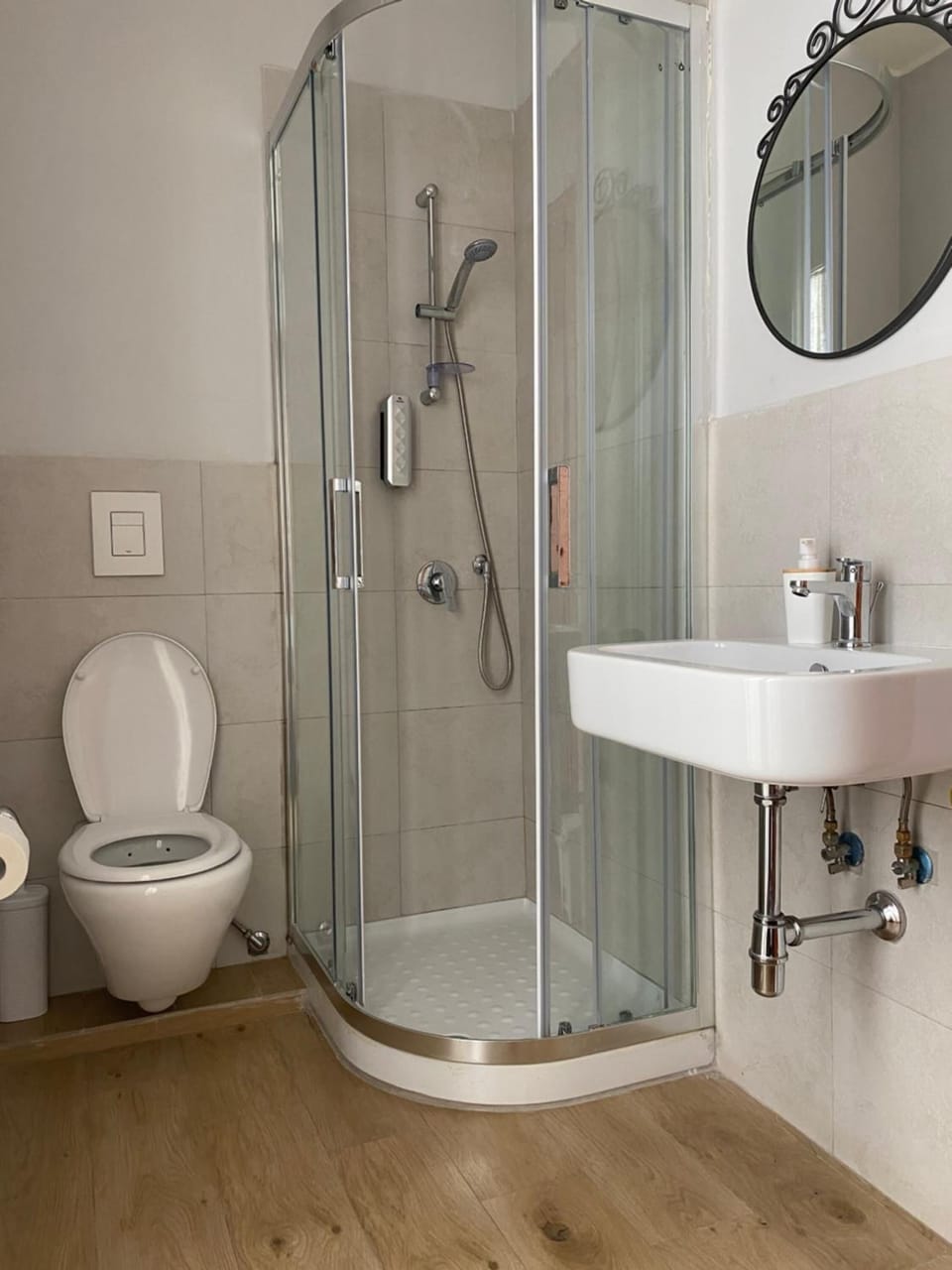 Deluxe Double Room, 1 Queen Bed | Bathroom | Hair dryer, bidet, towels