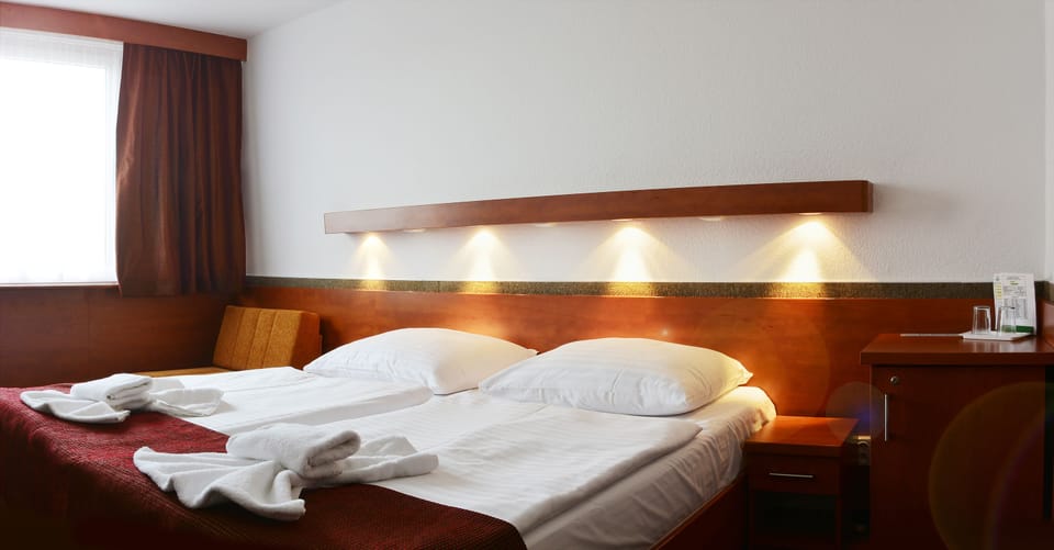 Standard Single Room | In-room safe, desk, blackout drapes, WiFi (free)