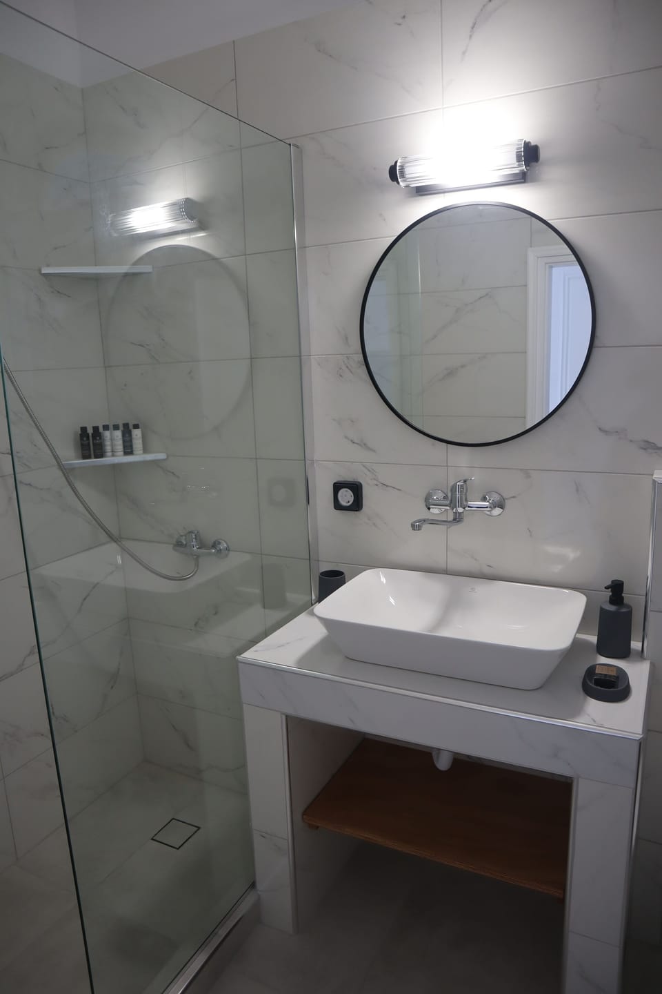 Deluxe Triple Room with Sea View | Bathroom | Shower, free toiletries, hair dryer, towels