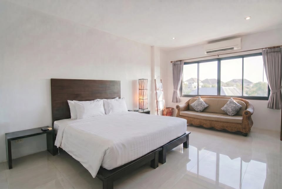 Deluxe Double Room, Balcony | Blackout drapes, WiFi (free), bed sheets