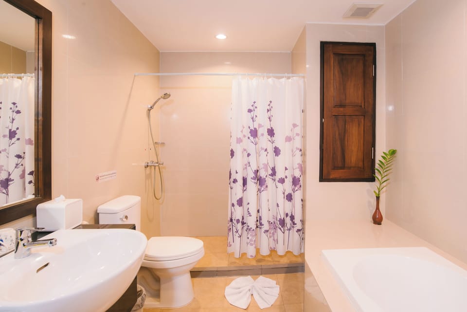 Junior Suite | Bathroom | Shower, free toiletries, hair dryer, slippers