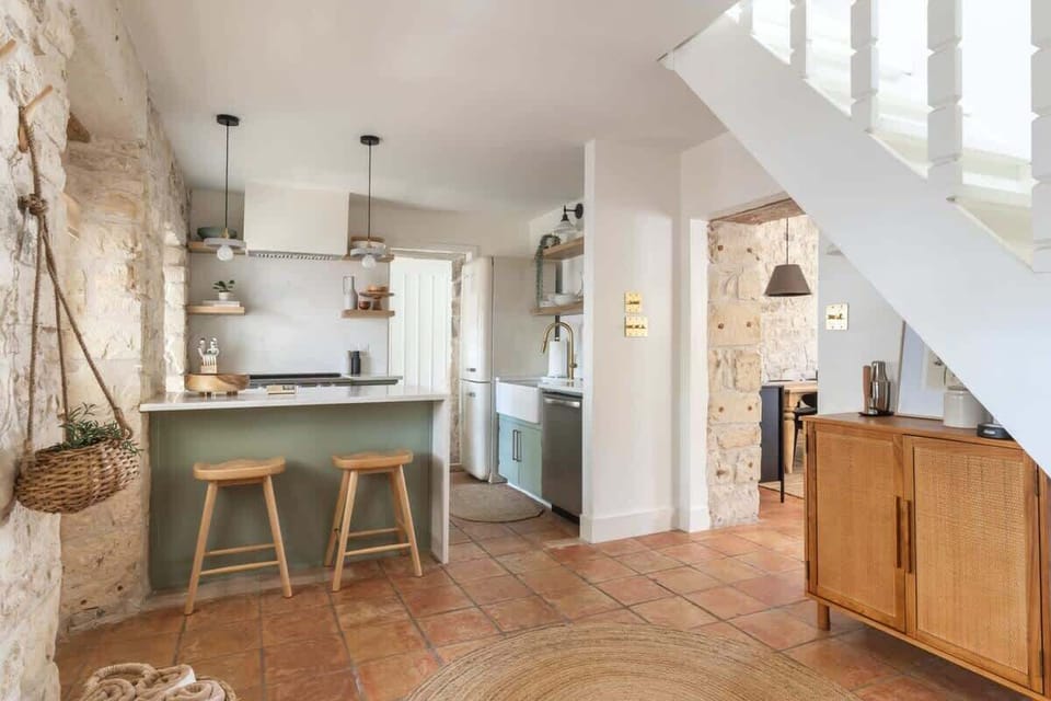 Full kitchen and coffee bar