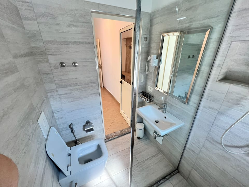 Family Room | In-room safe, free WiFi, bed sheets