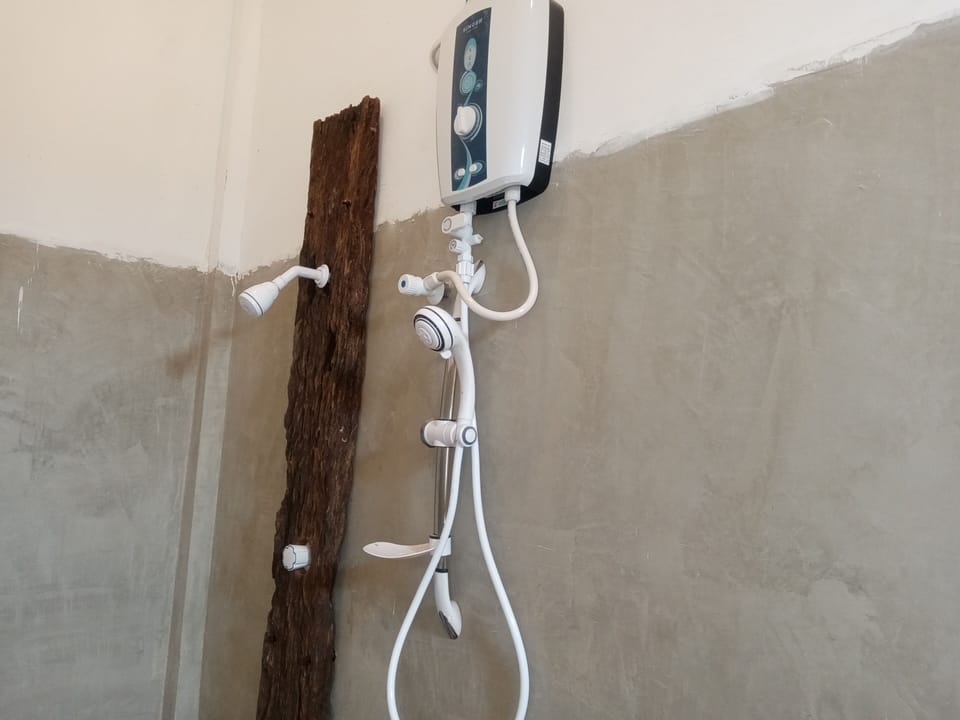 Shower, rainfall showerhead, free toiletries, hair dryer