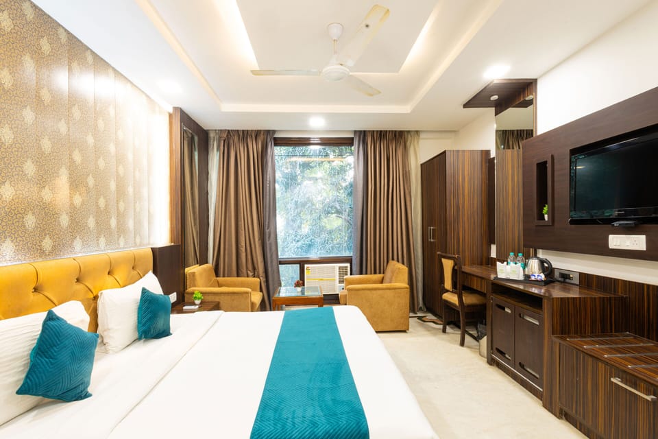 Superior Double or Twin Room | Minibar, individually decorated, individually furnished, desk