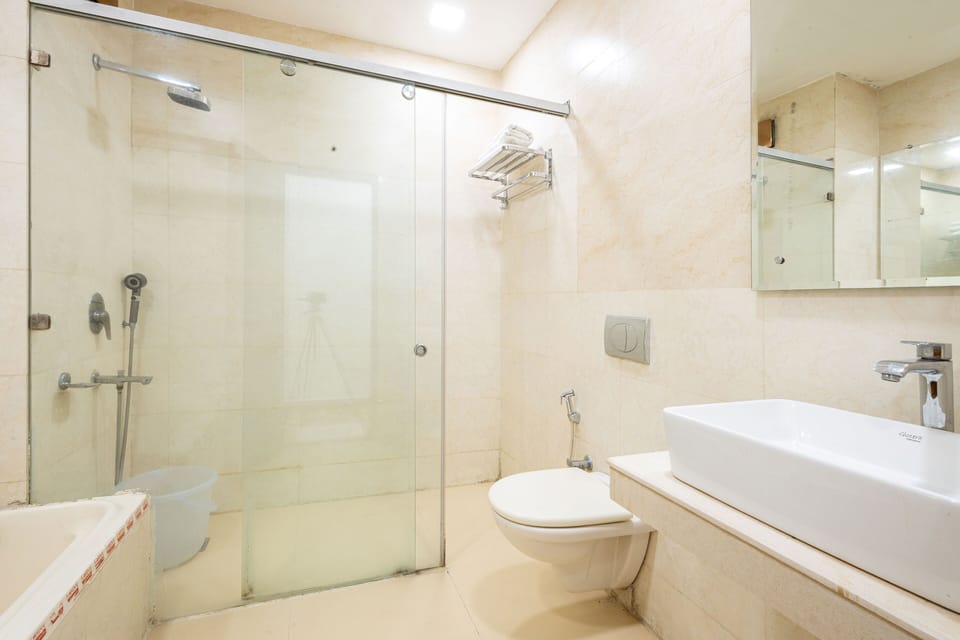 Family Suite | Bathroom | Separate tub and shower, rainfall showerhead, slippers, towels