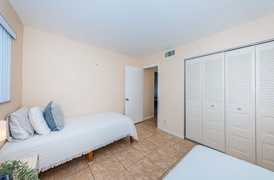 11-web-or-mls-Bedroom 2b-4