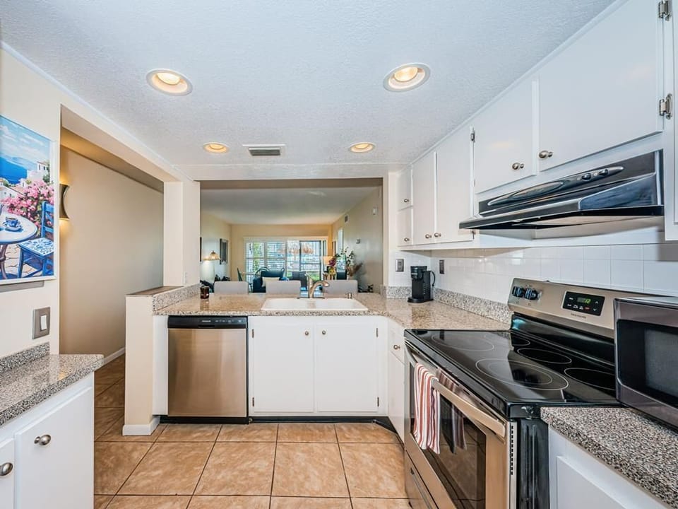 16-web-or-mls-Kitchen 2-4
