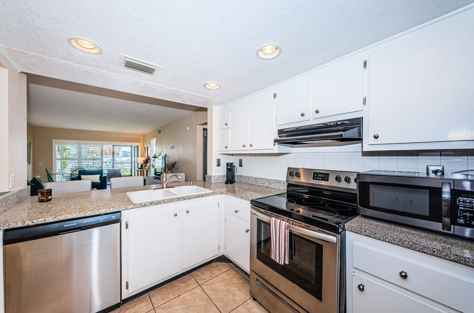 17-web-or-mls-Kitchen 3-2