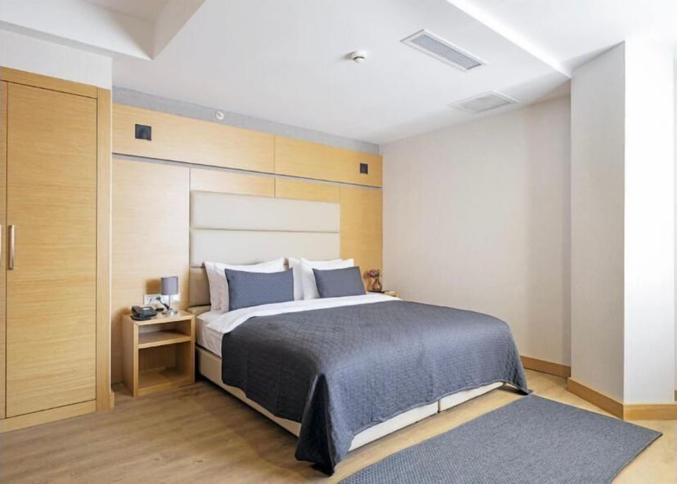 Standard Double Room | In-room safe, desk, laptop workspace, blackout drapes