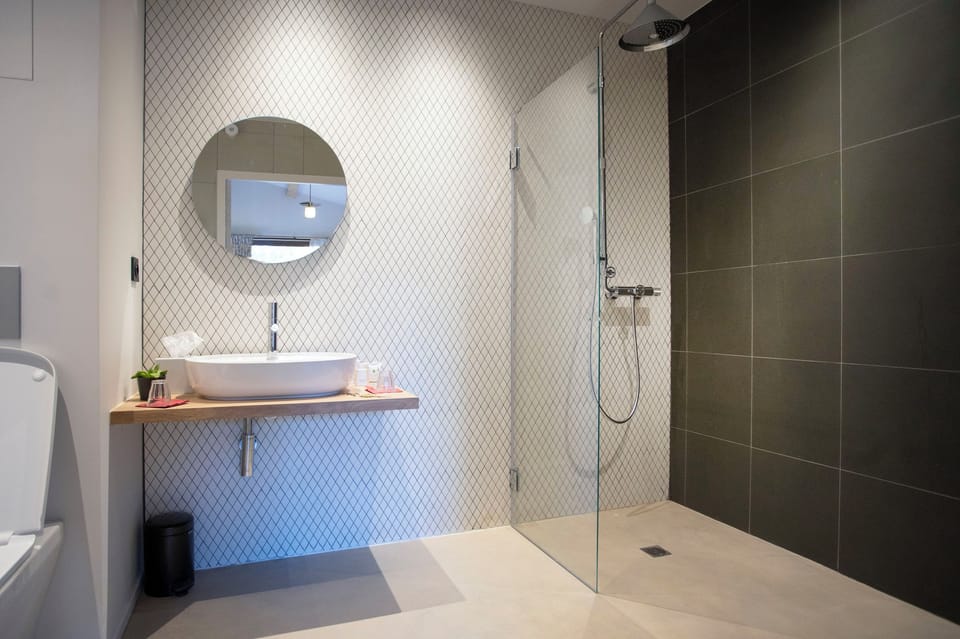 Classic Room, Garden View | Bathroom | Shower, hair dryer, bathrobes, towels
