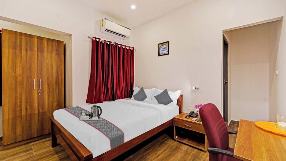 Deluxe Room | 1 bedroom, desk, iron/ironing board, free WiFi