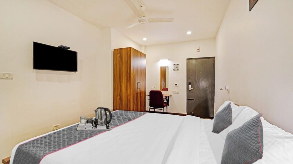 Deluxe Room | 1 bedroom, desk, iron/ironing board, free WiFi