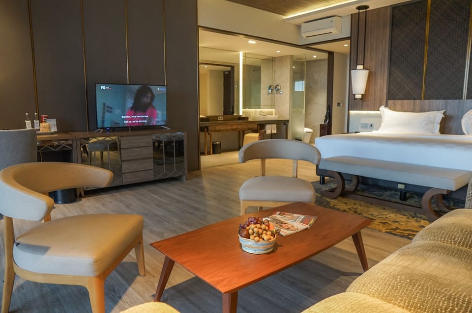Ocean Suite | Living area | 20-inch flat-screen TV with cable channels, TV