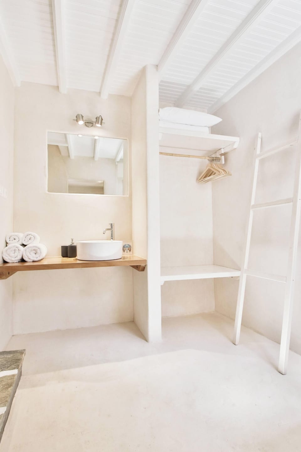 Duplex | Bathroom | Shower, hair dryer, towels, soap