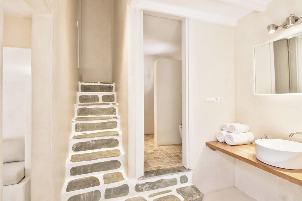 Duplex | Bathroom | Shower, hair dryer, towels, soap